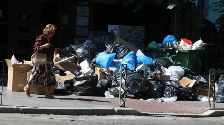 Παζάρι κυβέρνησης - ΠΟΕ ΟΤΑ πάνω στα «βουνά» των σκουπιδιών