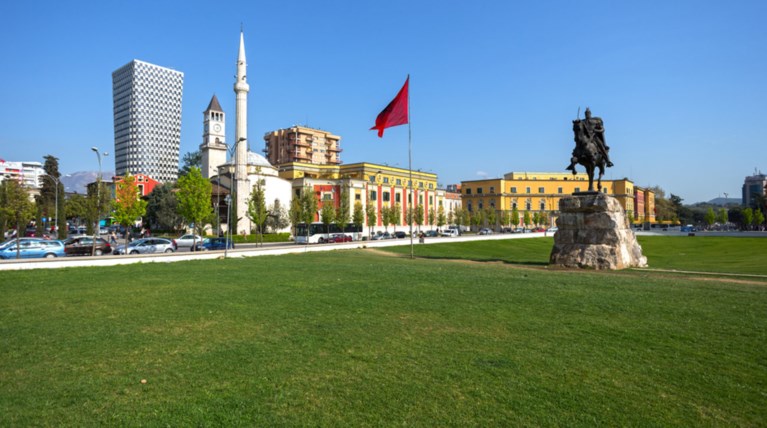 Κόντρα Ελλαδας-Αλβανίας για ένα μνημείο στην πλατεία Τιράνων