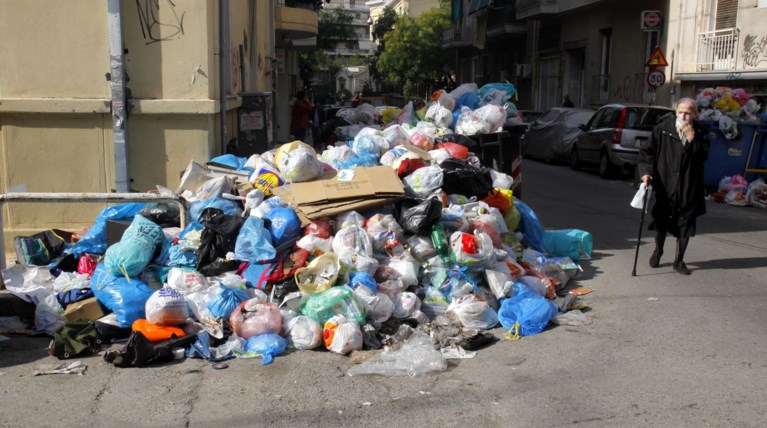 Λάρισα: Ψεκάζουν τα σκουπίδια για να μην μυρίζουν