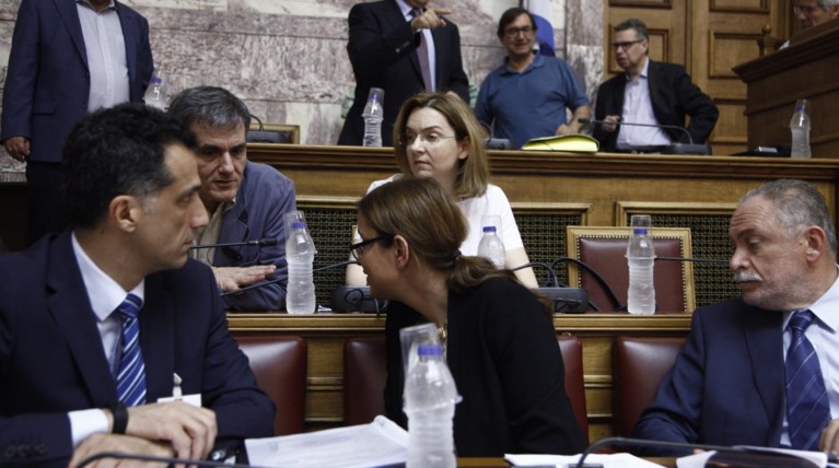 Εκρηκτικοί διάλογοι στη Βουλή για τις αμοιβές των μελών του υπερταμείου