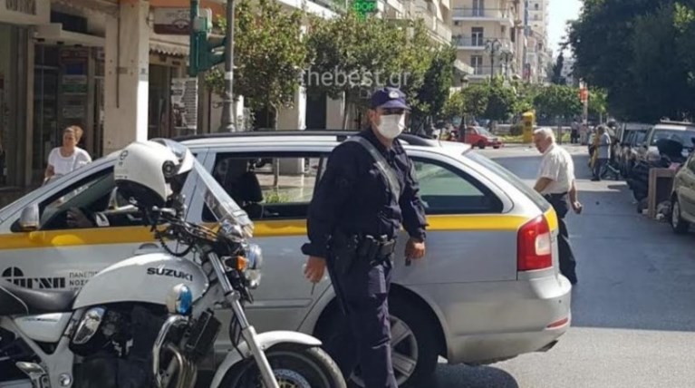 Με χειρουργικές μάσκες οι αστυνομικοί στην Πάτρα για τα σκουπίδια