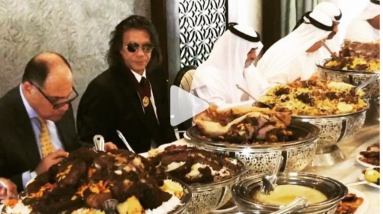 Ο Ηλίας Ψινάκης με τους Αραβες στο Αμπού Ντάμπι -απολαυστικές φωτογραφίες