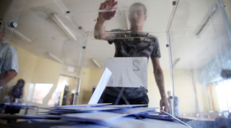 Δημοσκόπηση: Το 56% θεωρεί ότι το δημοψήφισμα του 2015 έβλαψε την Ελλάδα