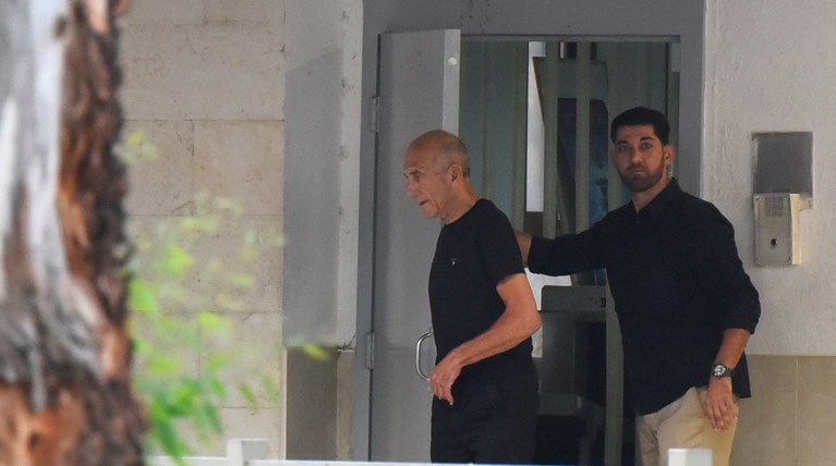 Eλεύθερος μετα από ένα χρόνο στη φυλακή ο Εχούντ Ολμέρτ