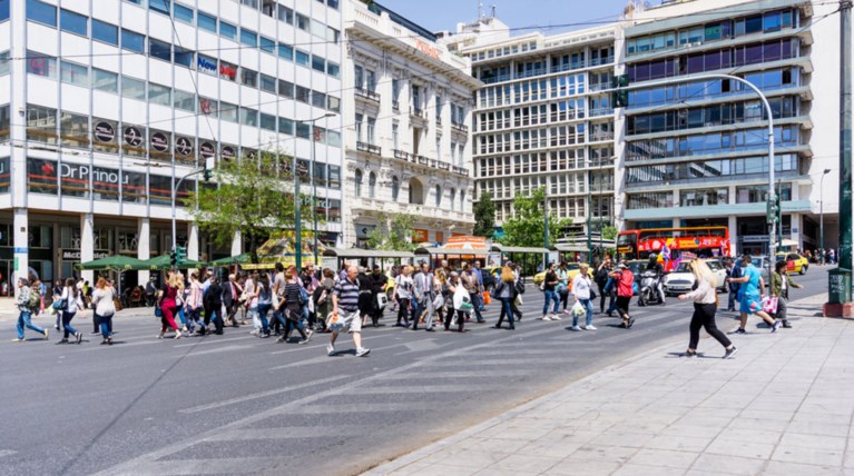 Τρέλα! Οι Ελληνες κάνουν «δώρο» στο κράτος 8,5 μισθούς