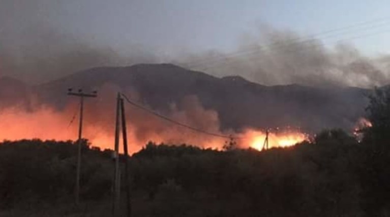 Ανεξέλεγκτη η φωτιά στην ανατολική Μάνη-Κάηκαν σπίτια