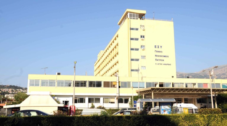 Έκοψε το λαιμό του στη μέση του δρόμου στην Πάτρα