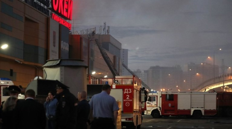 Δεκατέσσερις τραυματίες σε φωτιά που ξέσπασε σε εμπορικό κέντρο της Μόσχας