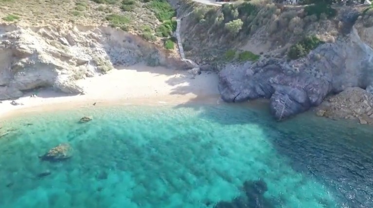 Σούνιο: Η κρυφή παραλία με τα 99 σκαλοπάτια