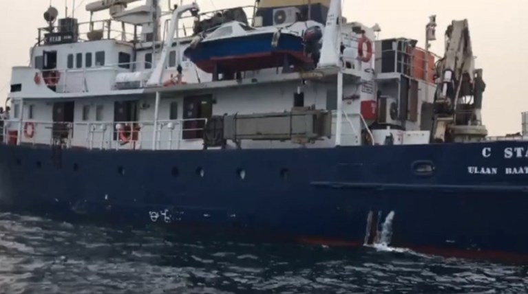 Πλοίο με φασίστες μπλοκάρει τις διασώσεις προσφύγων στην Ιταλία