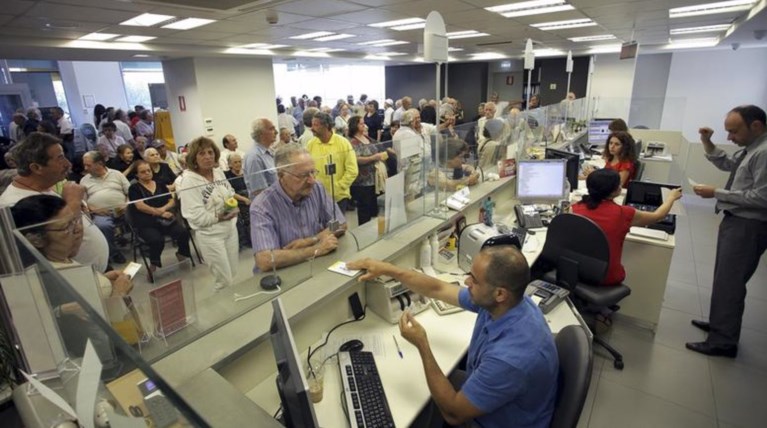 Με προμήθεια η πληρωμή των φόρων στα γκισέ των τραπεζών