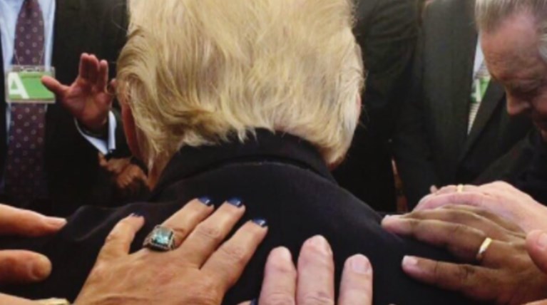 Λευκός Οίκος: Ευαγγελιστές προσεύχονται με τα χέρια στους ώμους του Τραμπ