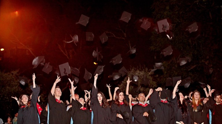 Οι νέοι απόφοιτοι του New York College είναι έτοιμοι για τη ζωή