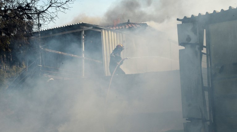 Ολονύκτια μάχη με τις φλόγες στο Σουφλί-υπό έλεγχο σε Κορινθία