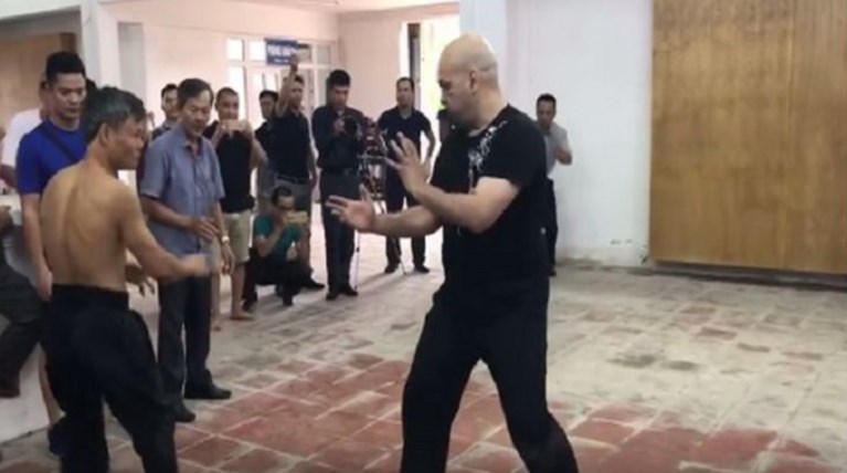 Μάχη ανάμεσα σε καράτε και wing chun αφήνει μαχητή αναίσθητο