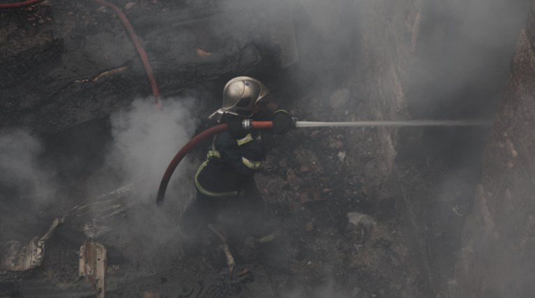 Συνεχίζεται η προσπάθεια κατάσβεσης στην αποθήκη στο Κουφόβουνο Διδυμοτείχο