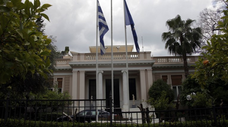 Σε πολιτικό "βαρομετρικό χαμηλό" η κυβέρνηση εν μέσω θέρους