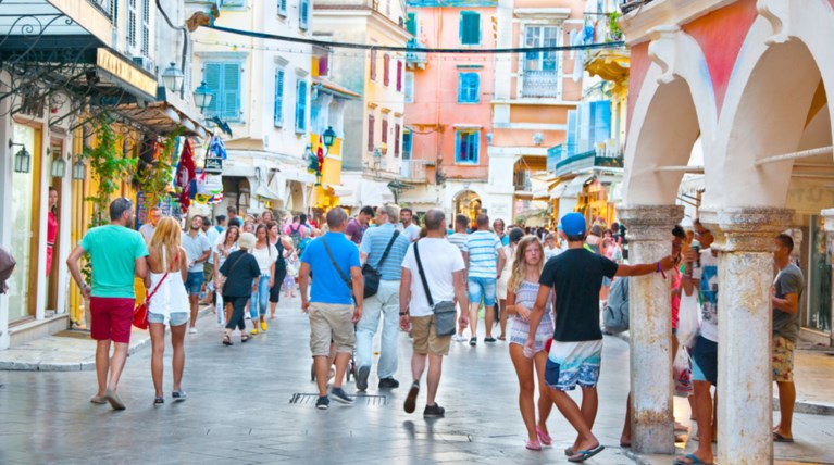 Πλημμύρισαν την Κέρκυρα με χιλιάδες αμπούλες με αέριο γέλιου