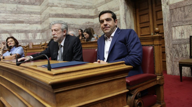 Μετωπική κυβέρνησης με τη Δικαιοσύνη - Βολές από τη ΝΔ