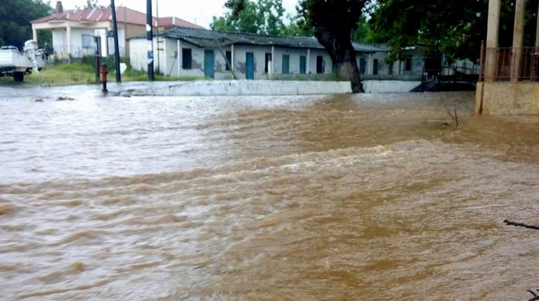 Ολοκληρωτική καταστροφή στους δρόμους της Αγιάς Λάρισας (ΦΩΤΟ)