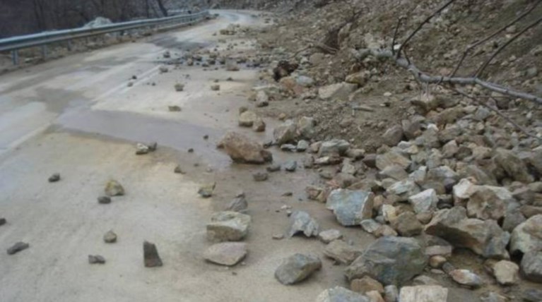 Λάρισα: Ζημιές σε σταθμευμένα αυτοκίνητα από πτώση βράχων στα Αμπελάκια