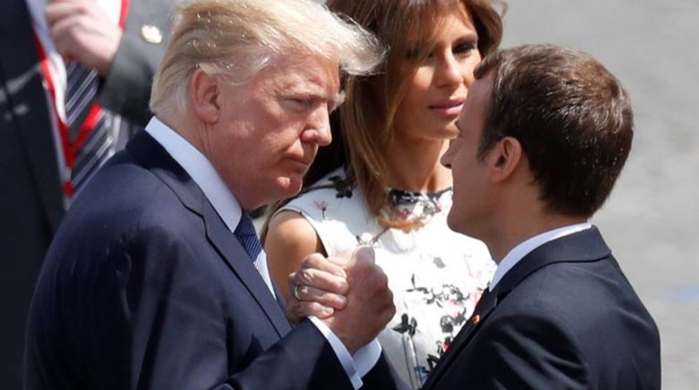 Τραμπ για Μακρόν: «Του άρεσε να μου κρατάει το χέρι»