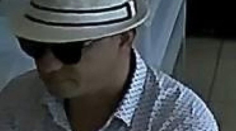 Ο άνδρας με το καπέλο που «τρομάζει» τα μαγαζιά στο Ηράκλειο