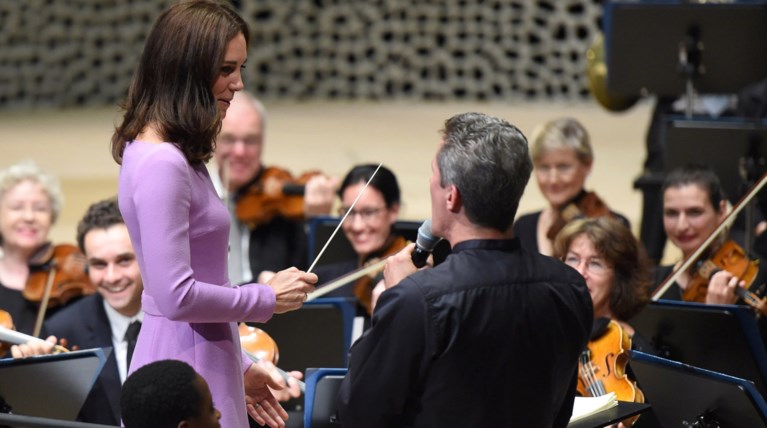 Το... πολυεργαλείο Μίντλετον διηύθυνε συμφωνική ορχήστρα στο Αμβούργο