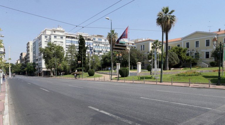 «Ερημη» πόλη η Αθήνα- Αδειοι οι δρόμοι στο κέντρο [εικόνες]