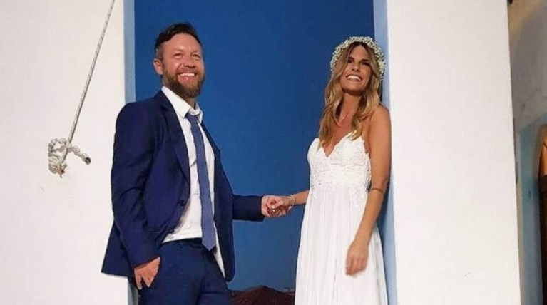 Το απόλυτα καλοκαιρινό νυφικό της συζύγου του Γιάννη Βαρδή [Εικόνες]