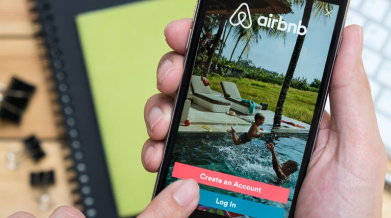 «Χαράτσι» έως 45% στα εισοδήματα ενοικίων από Airbnb