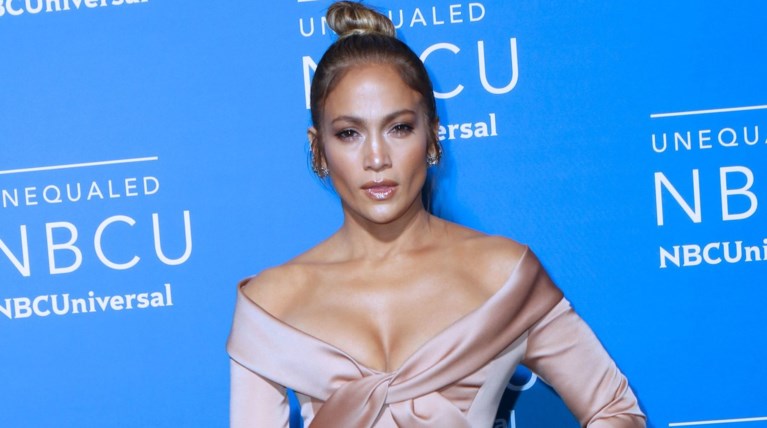 H Τζένιφερ Λόπεζ πήγε σχεδόν γυμνή στο πάρτι των 48ων γενεθλίων της