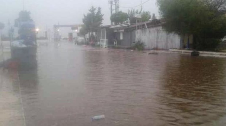 Ποτάμια οι δρόμοι  στην Κυλλήνη από την ξαφνική βροχή Φωτό