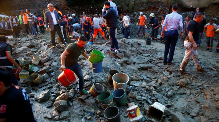 Μπουρίνι στην Κωνσταντινούπολη, ποτάμια οι δρόμοι, εκρήξεις & τραυματισμοί