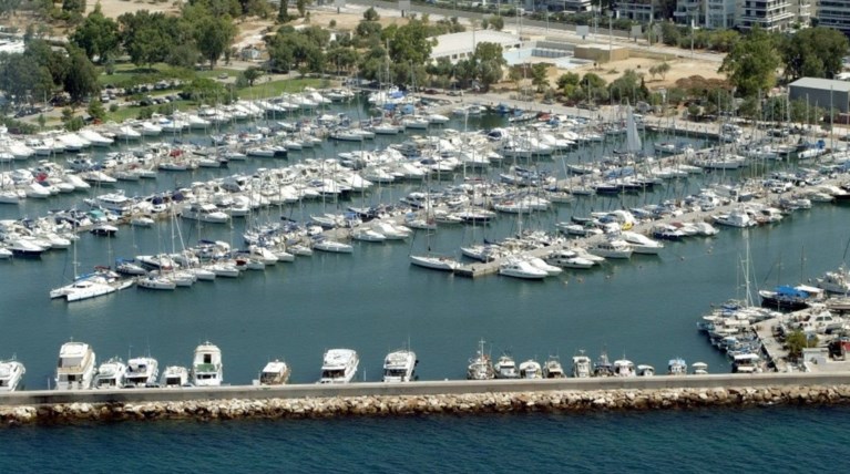 Βρήκαν μαυροφορεμένη γυναίκα, νεκρή στην μαρίνα της Γλυφάδας