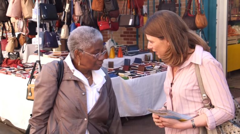 Γρονθοκόπησαν βουλευτίνα του Μακρόν ενώ διένειμε φυλλάδια