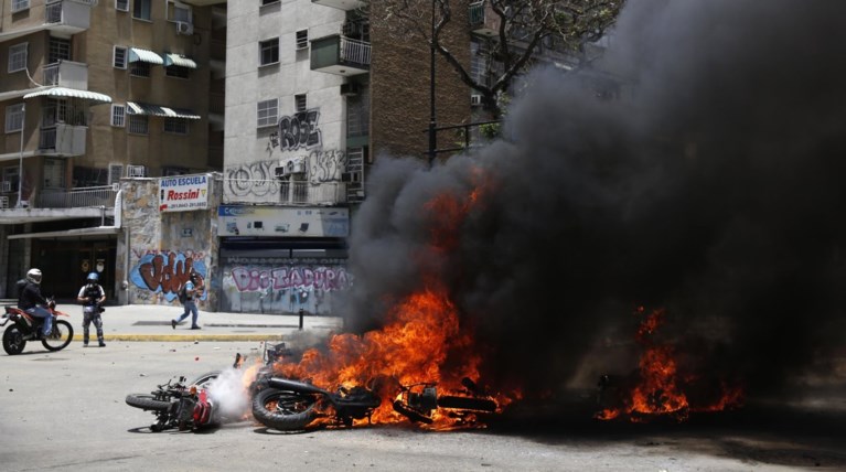 «Πόλεμος» και χάος στους δρόμους της Βενεζουέλας