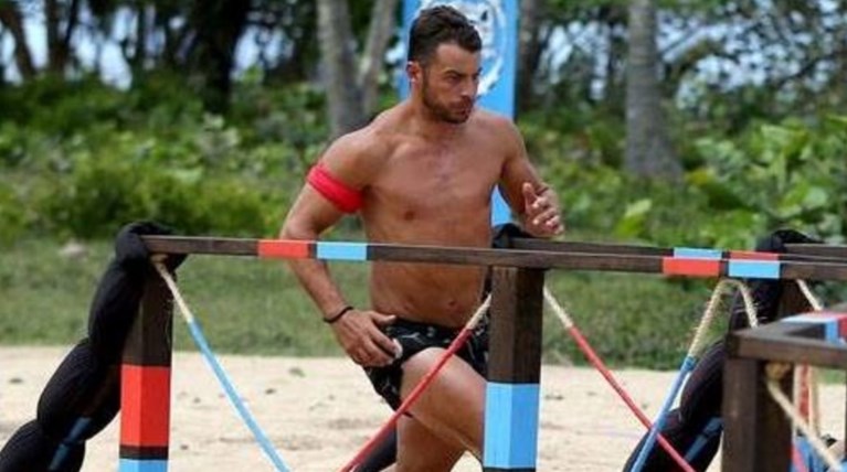 Το νέο look του Ντάνου και η άτσαλη εμφάνιση στο φακό - video -