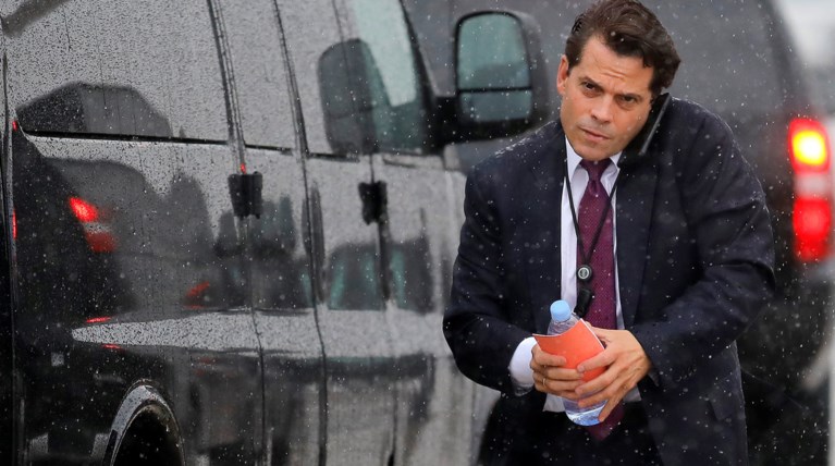 "Τσίρκο" ο Λευκός Οίκος: Ο Τραμπ απέλυσε και τον Σκαραμούτσι!