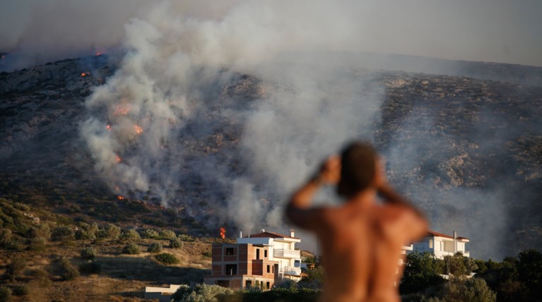 Περιορίστηκε η φωτιά στα Καλύβια-επιχειρούν τα καναντέρ