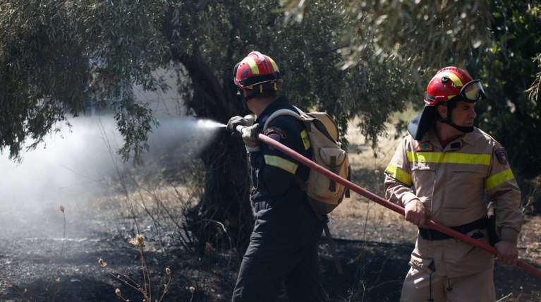 Υπό έλεγχο οι εστίες φωτιάς σε Καλύβια και Ανάβυσσο