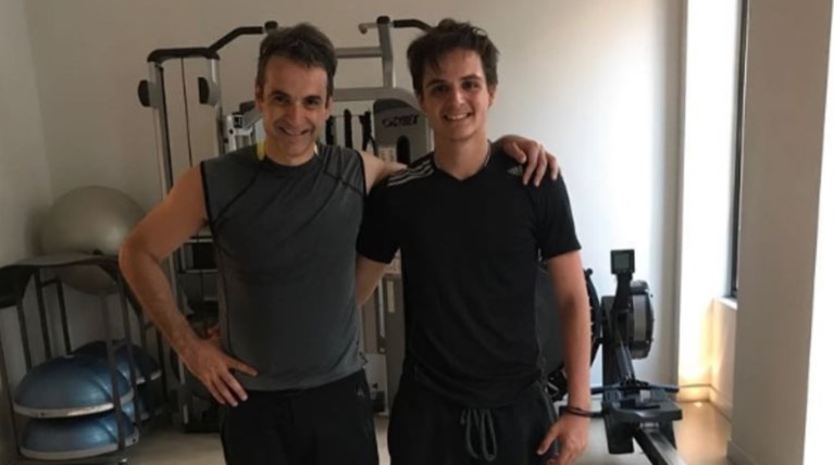 Γιατί έβγαλε ο Κυριάκος Μητσοτάκης σέλφι στο γυμναστήριο με τον γιο του;