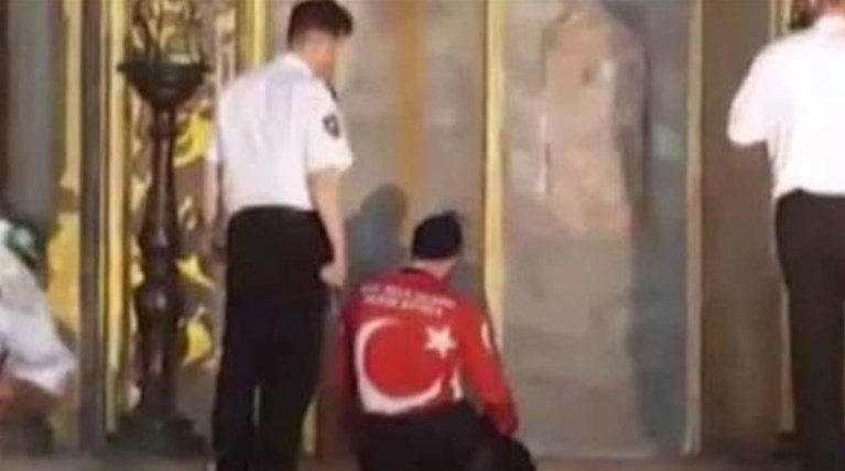 Πρόκληση: Δύο μουσουλμάνοι μπήκαν στην Αγιά Σοφιά και προσευχήθηκαν