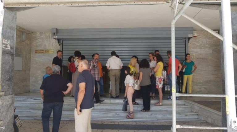 Χανιά: Γυναίκα μπούκαρε και έσπασε την...εφορία μετά από κατάσχεση