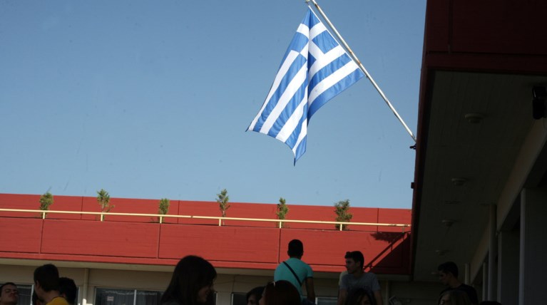 Καταργείται η έπαρση σημαίας με τον εθνικό ύμνο στα σχολεία