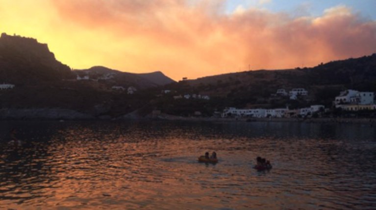 Ολονύκτια μάχη με τις φλόγες στα Κύθηρα, εκκενώθηκε οικισμός