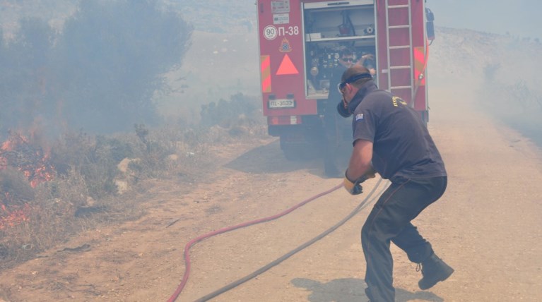 Σε εξέλιξη πυρκαγιά σε δασική έκταση στο Ιλιον
