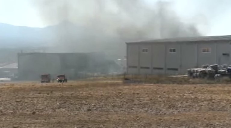 Πυρκαγιά σε εξέλιξη σε εργοστάσιο τυποποίησης ελαιολάδου στα Μέγαρα