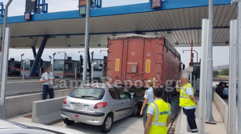 Λαμία: Καρφώθηκε πίσω από νταλίκα στα διόδια [εικόνες]