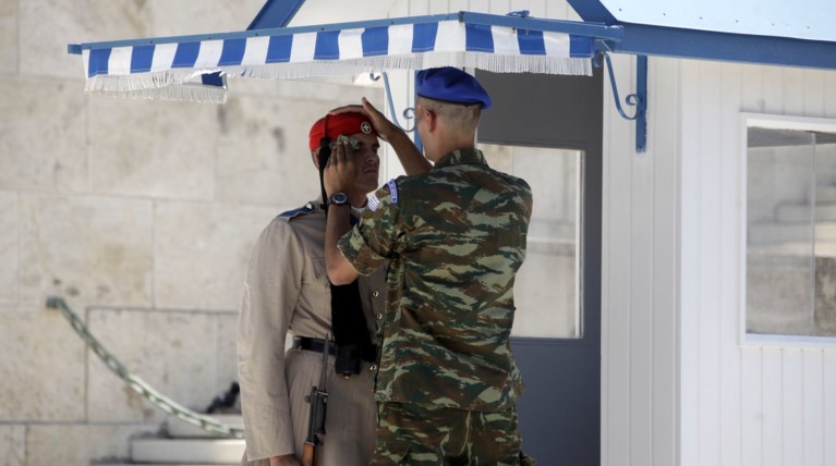 Οι δύσκολες ώρες των Ευζώνων στο «λιοπύρι» του Συντάγματος